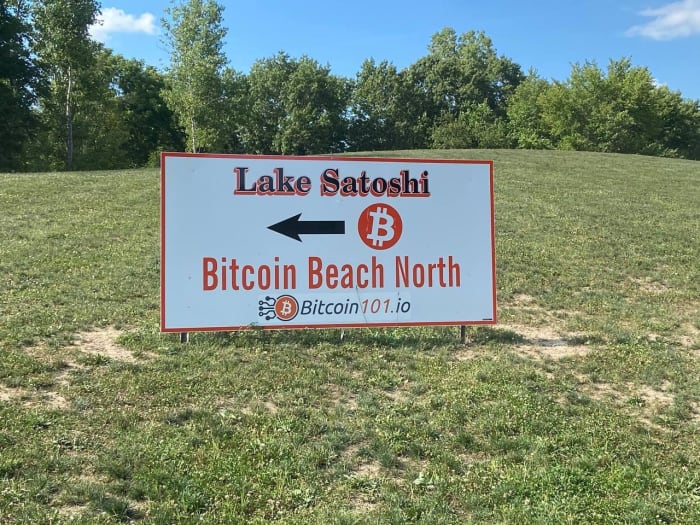 Lago Satoshi y playa bitcoin al norte